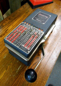 Machine à Chèques et Dictaphone à Vinyle Antique
