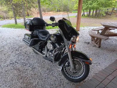 FLHTC Electra gluide 2010 85.ooo km always stored inside heated .May trade for small pontoon boat .