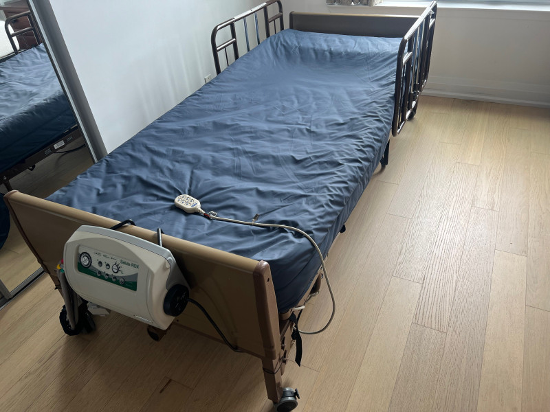 Invacare hospital bed with medical air mattress Beds & Mattresses