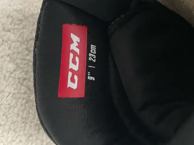 CCM Youth hockey gloves Jetspeed FT1 9” in Hockey in Oakville / Halton Region - Image 5