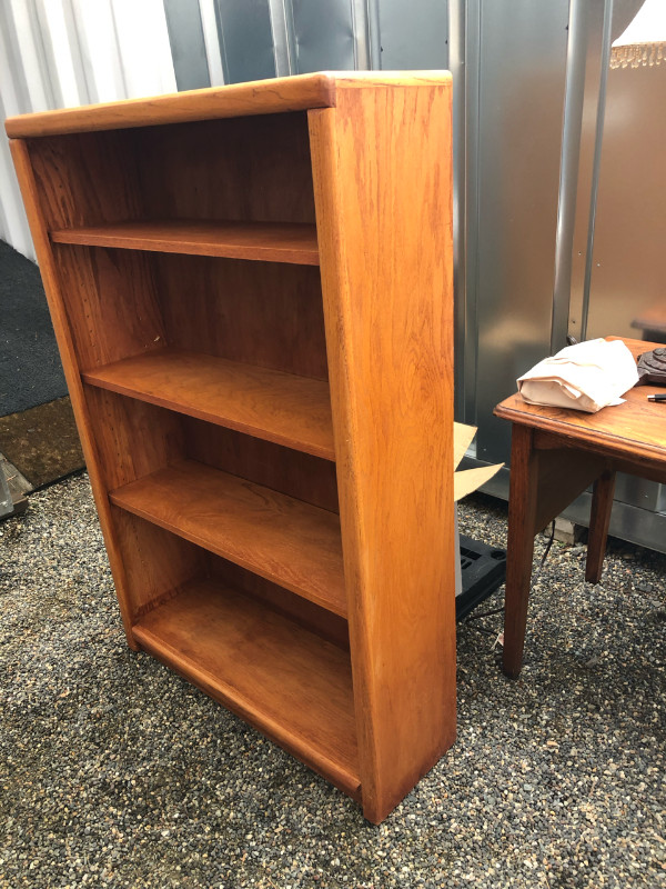 4 shelf oak bookshelf $25 in Bookcases & Shelving Units in Kelowna - Image 3