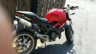 2009 Ducati Monster 1100 Runs great fast bike going to need a back tire should be able to run the ye...