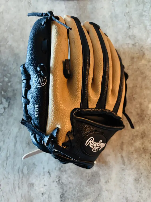 Rawlings Kids / Youth Baseball Glove 9” in Baseball & Softball in City of Toronto - Image 3