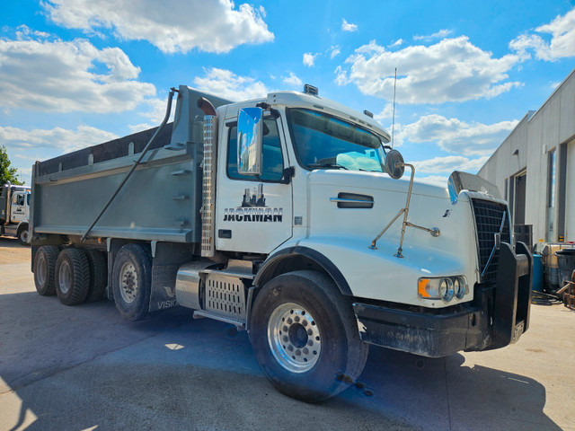 2014 Volvo VHD - Excellent Condition in Heavy Trucks in Kitchener / Waterloo - Image 4
