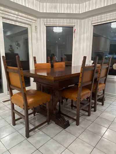 Italian Vintage Set In great condition Including a table 6 leather designer chairs, 2 different size...