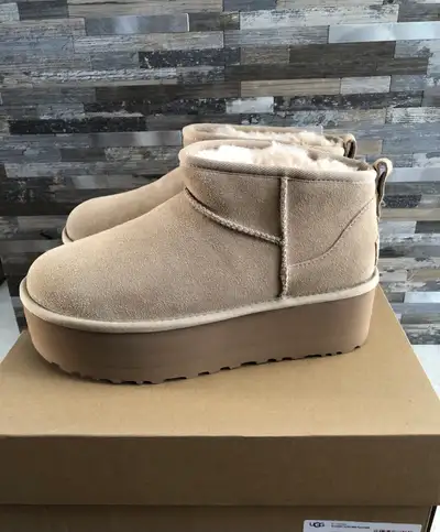 UGGS Ultra Mini Platform (Size 9), View more