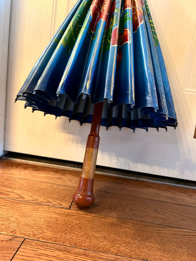 Lot de 2 parapluies en bois vintage umbrellas dans Art et objets de collection  à Ville de Montréal - Image 3