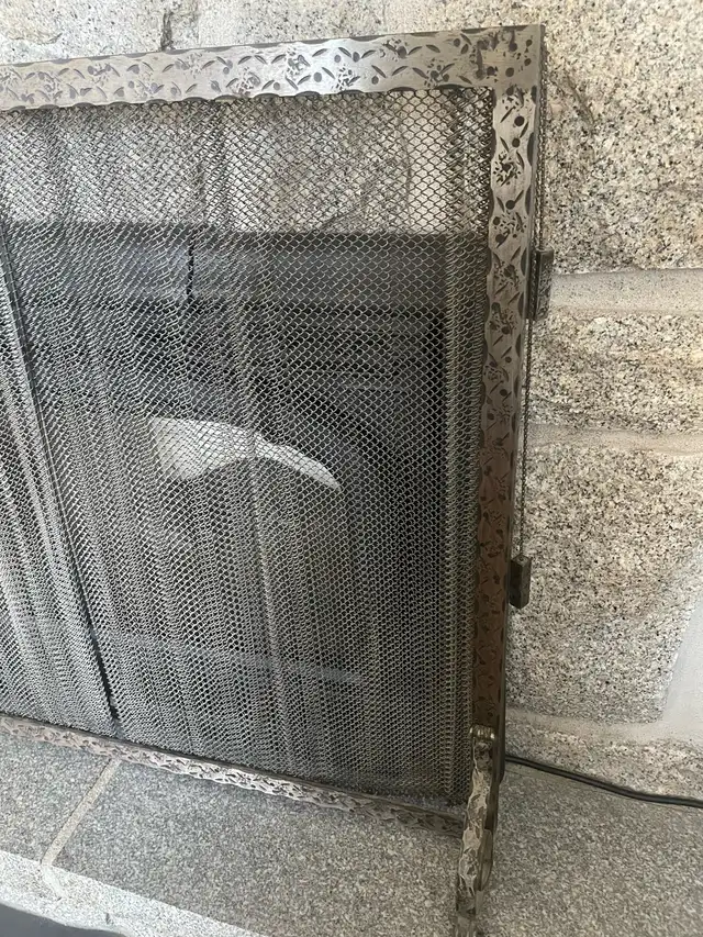 Grille rideau de foyer + 1 porte-bûches in Fireplace & Firewood in Québec City - Image 3