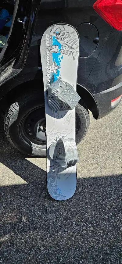 Planche à neige, pas neuf, cependant parfait pour essayer avant d'en acheter une meilleure !