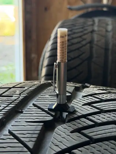 Pneus Hiver Utilisé sur un civic type R pour 3000 kilomètres. Facture à l'appui ( 2000$ ) Demande 90...