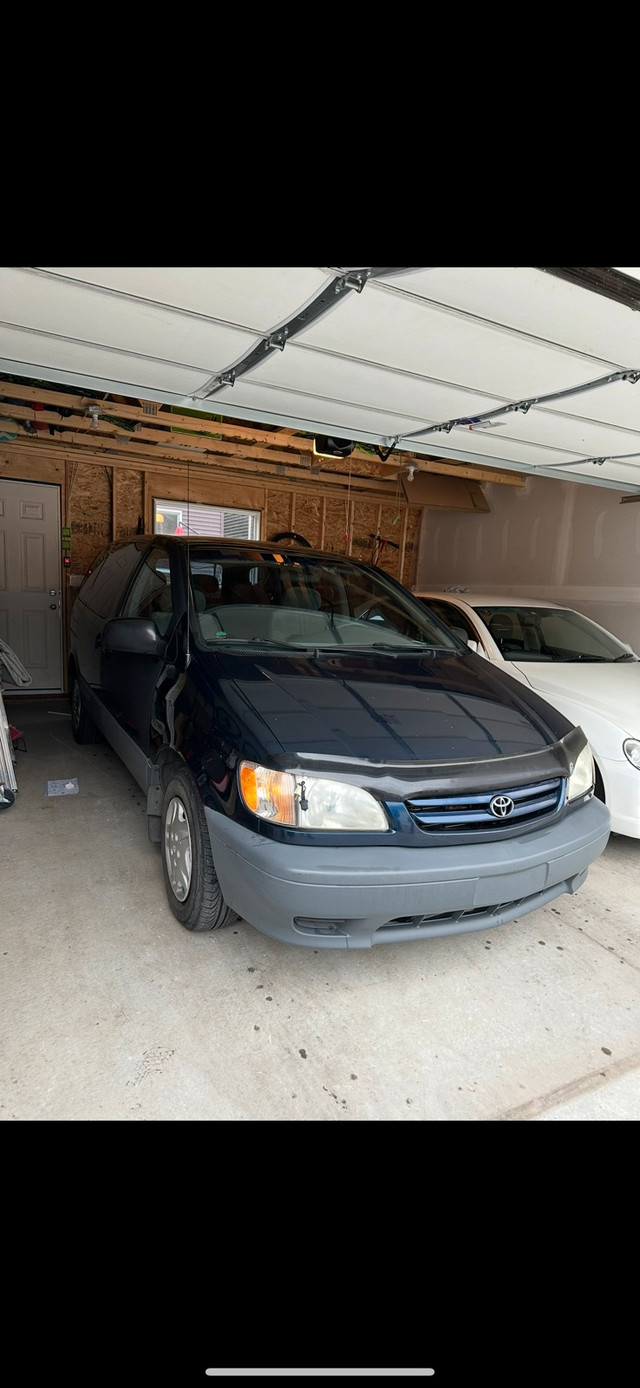 Toyota Sienna 2003 CE in Cars & Trucks in Edmonton - Image 2