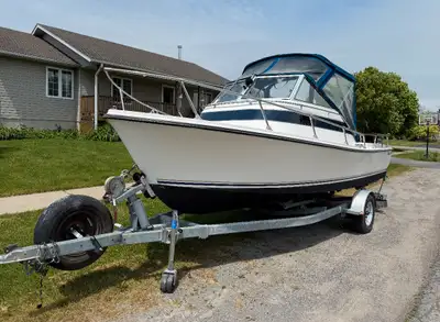 Rugged Fiberglass Inboard Key Specifications: • Beam: ~8 ft • Engine: 185 hp Pleasure Craft inboard...