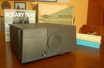 Projecteur à diapositives Marque Sawyer’s. Pour plateau droit et rotatif. Manuel. 30$