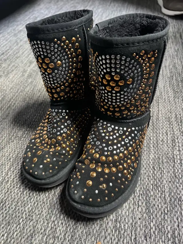 Jimmy Choo UGG boots 2010 in Women's - Shoes in Markham / York Region - Image 2