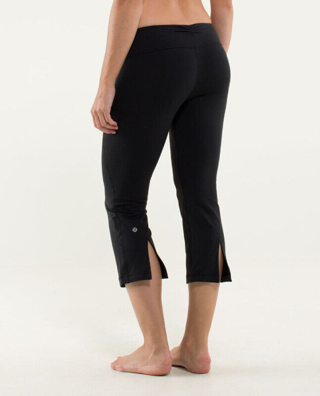 LULULEMON GATHER & CROW CROP BLACK SIZE 4 in Women's - Bottoms in City of Toronto - Image 2
