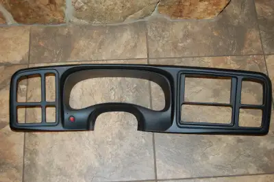 METRA DP-3002B 99-02 Silverado/Sierra Double din conversion bezel. In good condition with mounted th...
