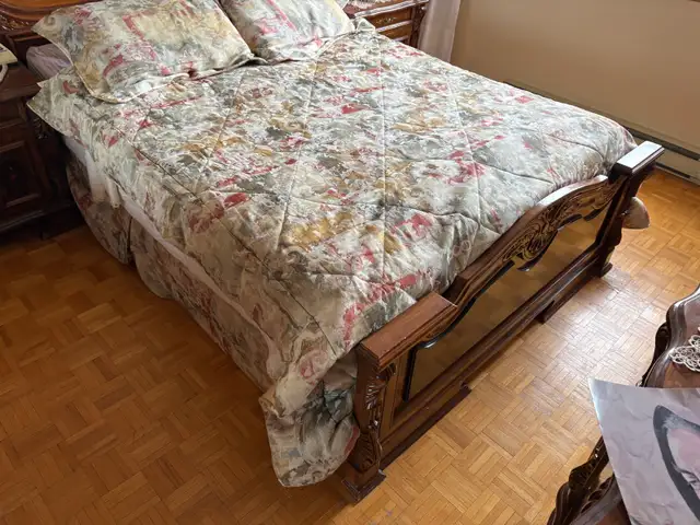 Ensemble de chambre à coucher à vendre in Beds & Mattresses in City of Montréal - Image 3