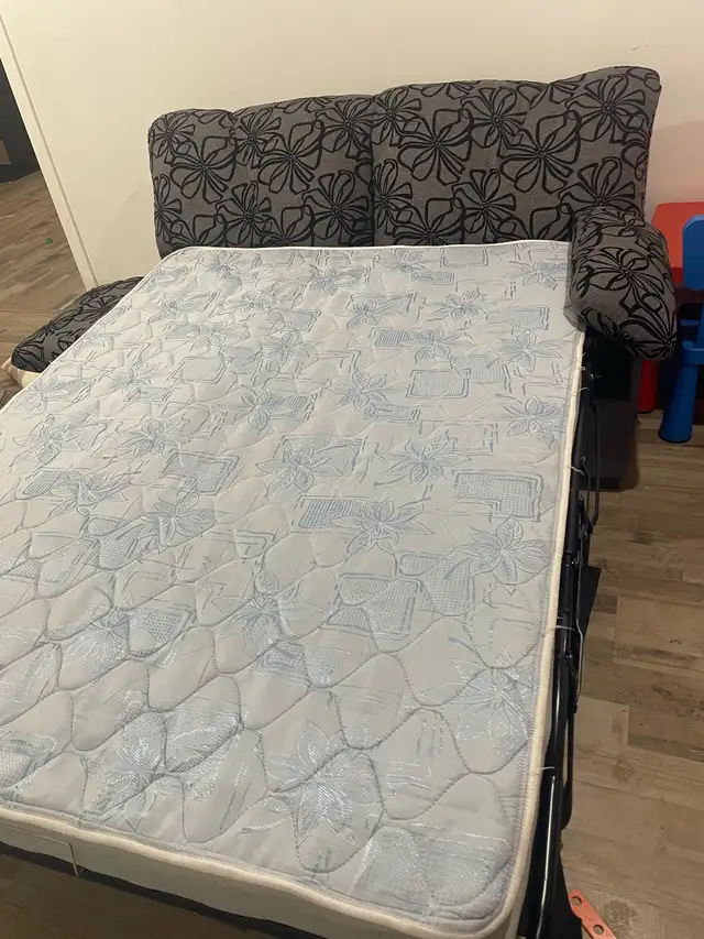 divan 2 places qui fait un  lit  in Couches & Futons in Drummondville - Image 3