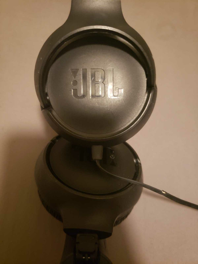 JBL wire over ear headphones in Headphones in Sault Ste. Marie - Image 2