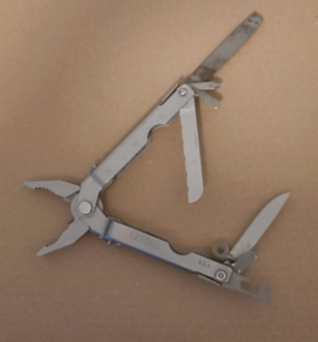 GERBER MULTI-PLIER WITH 2 DIFFERENT POUCHES & 7 attachments in Other in Calgary - Image 4