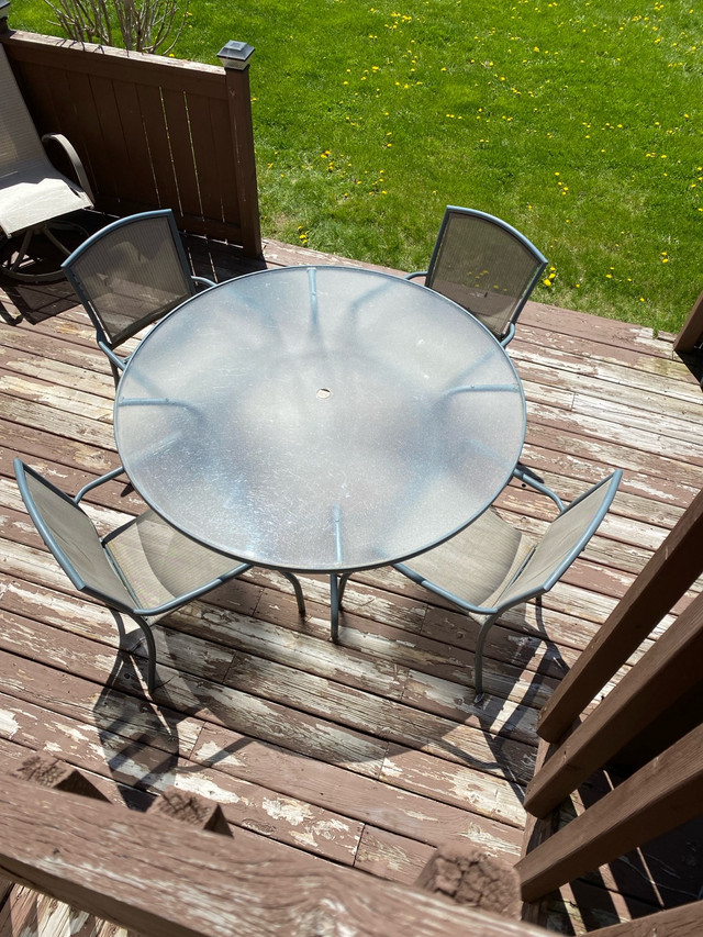 58” round glass patio table  with 4 chairs in Patio & Garden Furniture in Mississauga / Peel Region - Image 2