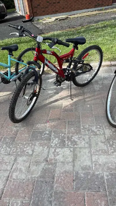 This is a Supercycle Solaris hybrid bike with 700C tires, perfect for commuting or recreational ridi...