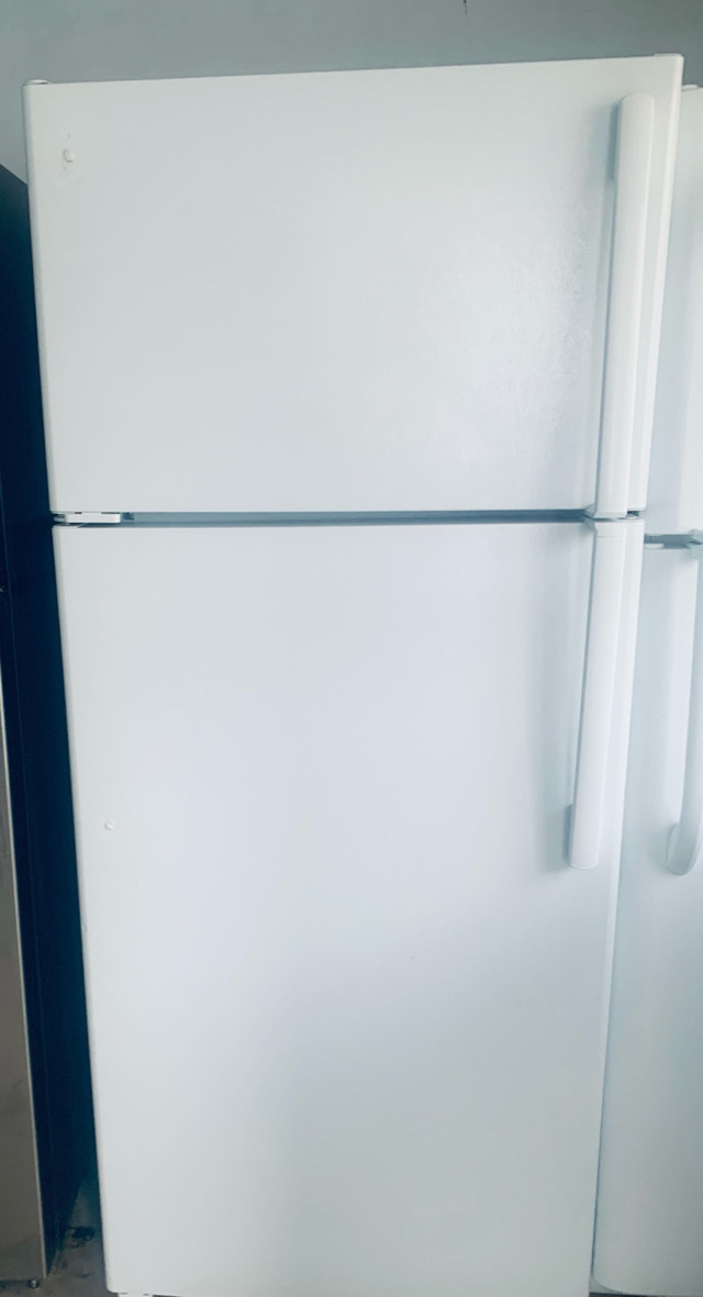 Ge FRIDGE ALMOST BRAND NEW FULL SIZE in Refrigerators in Mississauga / Peel Region - Image 2