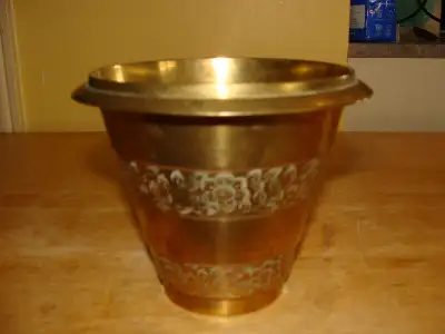Les dimensions sont: 4 1/2 pouces profondeur x 4 1/2 pouces diam. En excellent condition Merci de re...