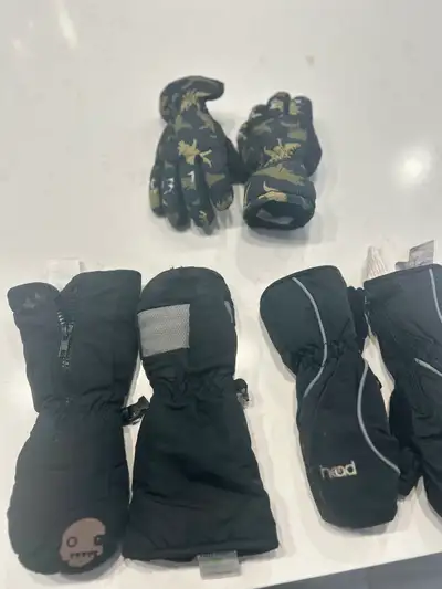 3 paires de mitaines pour enfants/ 3 pairs of children's mittens, View more