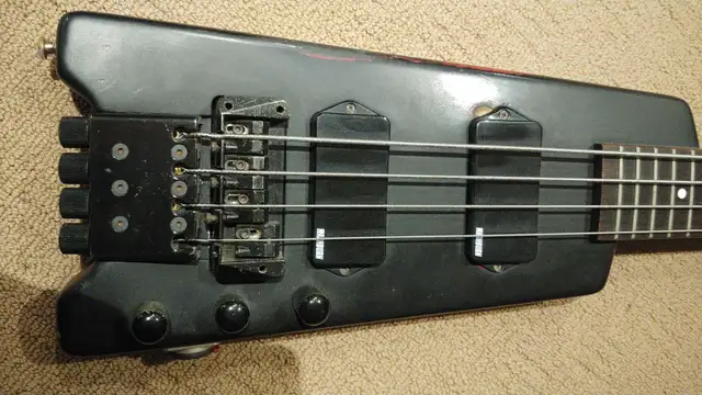 Bass -1980's Washburn Bantam B60 in Guitars in Oakville / Halton Region - Image 3