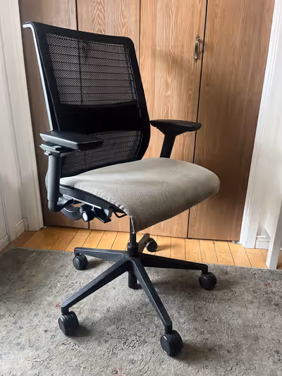 À vendre le modèle Think de Steelcase qui est emblématique dans le monde de l’ergonomie de bureau. *...