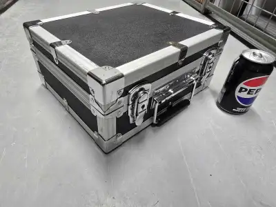 Petit coffre de transport solide pour musiciens., View more