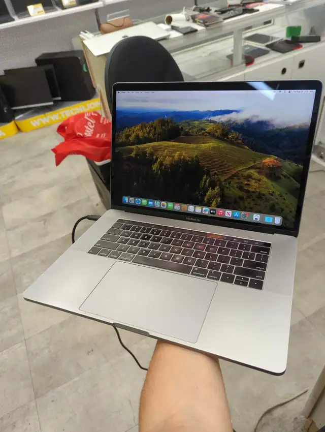 MacBook pro  in Laptops in City of Montréal - Image 3