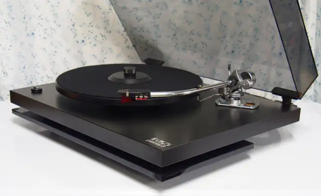 Super Rega Planar 3 Turntable And SME Tonearm in Stereo Systems & Home Theatre in Edmonton - Image 2