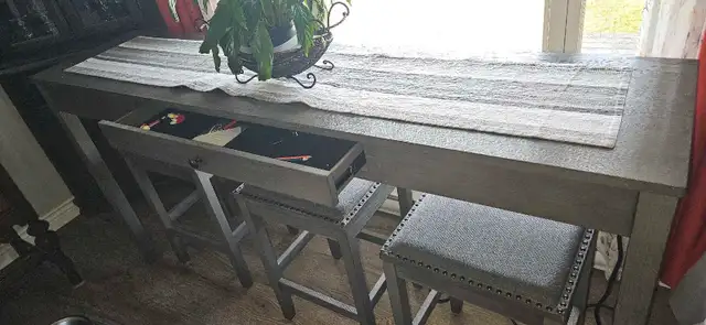 bar kitchen table with bench in Dining Tables & Sets in Moncton - Image 4