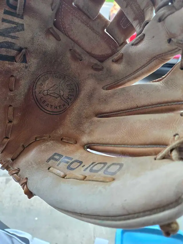 Vintage SPALDING PFO 100 Baseball Glove in Baseball & Softball in Ottawa - Image 5