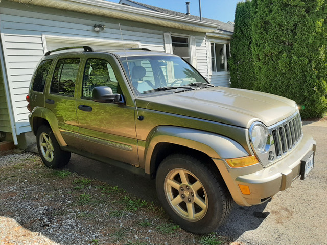 2007 jeep liberty limited in Cars & Trucks in London - Image 2