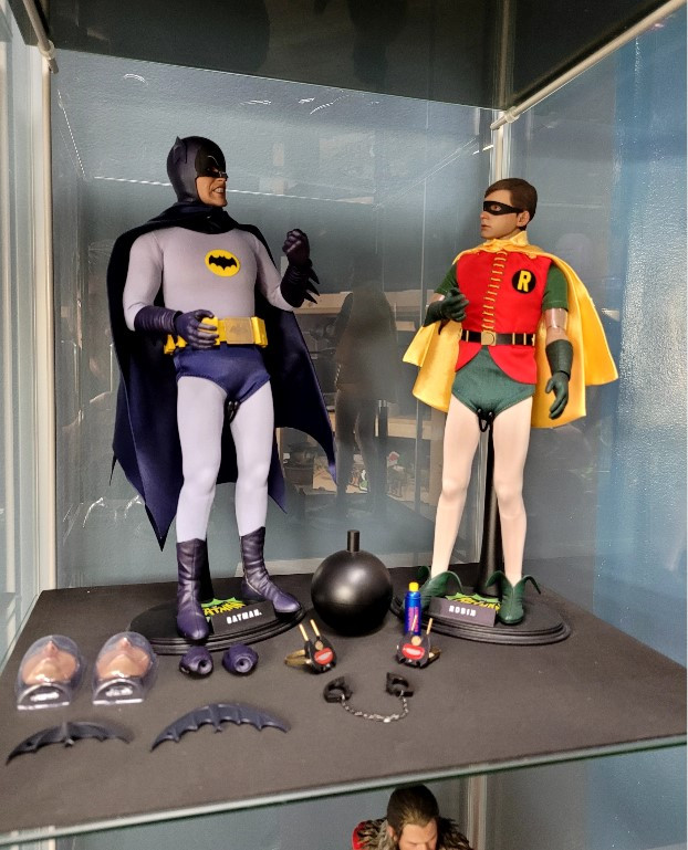 Hot Toys Batman & Robin 1966 TV Series 1/6 Scale Figures Movie M in Hobbies & Crafts in Calgary - Image 3