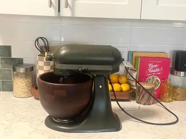 KITCHEN AID STAND MIXER in Other in Mississauga / Peel Region - Image 4