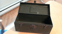 Vintage coffre en métal sans clef 14" x 6" x 6 1/2" (151221-C)