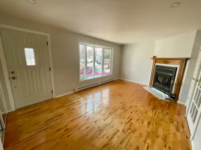 Haut de maison 5 1/2, grand balcon, accès à la cour, grand cabanon, électricité et internet inclus....