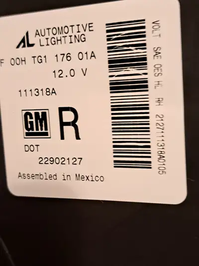 Chevrolet Volt 2013, 2014, 2015. headlamp assembly côté passager. dans sa boite. Disponible ailleurs...