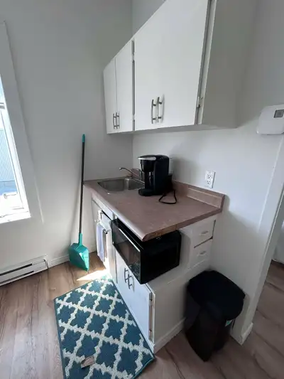 Appartement chambre, cuisine et salle de bain à part, partager avec un autre appartement. Aucun stat...