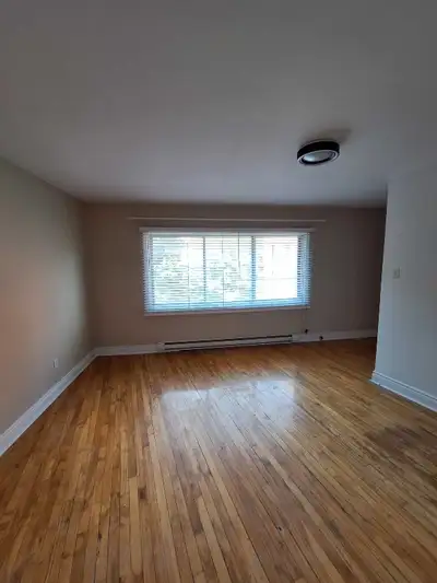 Superb studio on Clark/Prince-Arthur. Updated kitchen and bath Very bright Large windows & Skylight...