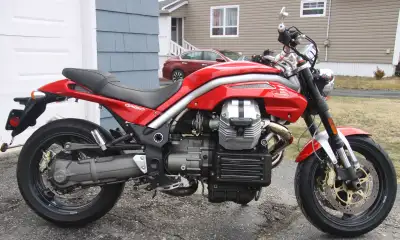 Beautiful bike, new battery and front tire. Recent brake pads. Hasn't been on the road for 4 years....