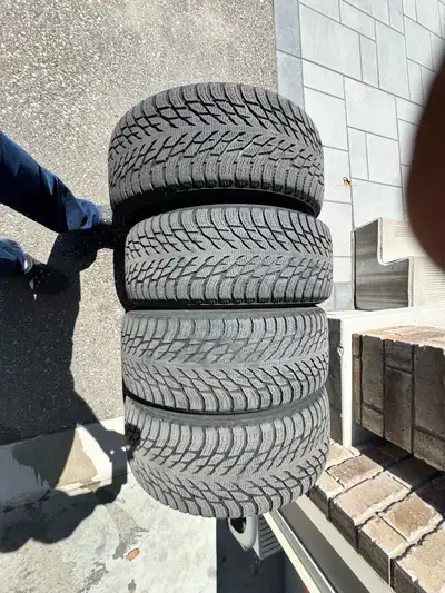 Selling a set of four Nokian Hakkapeliitta R3 winter tires, sized at 275/55R20. These tires are in u...