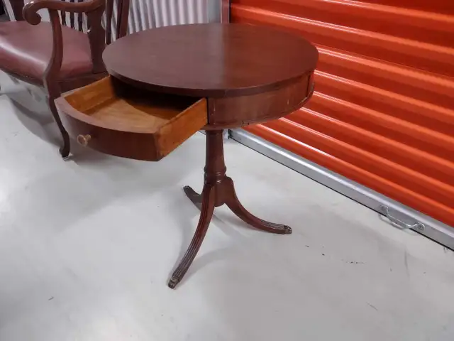 Petit table d'appoint in Other Tables in Québec City - Image 3