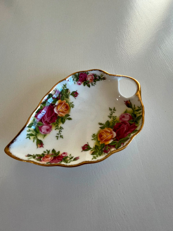 Royal Albert candy dish in Arts & Collectibles in Oshawa / Durham Region - Image 2
