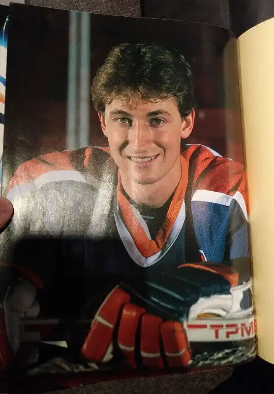 4xNHL Wayne Gretzky books in Arts & Collectibles in Winnipeg - Image 3