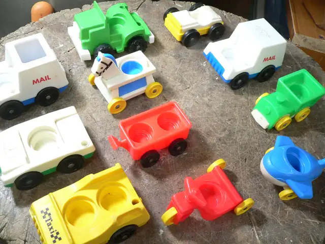 lot de 11 véhicules vintage fisher price # 10716 in Arts & Collectibles in Lanaudière - Image 5